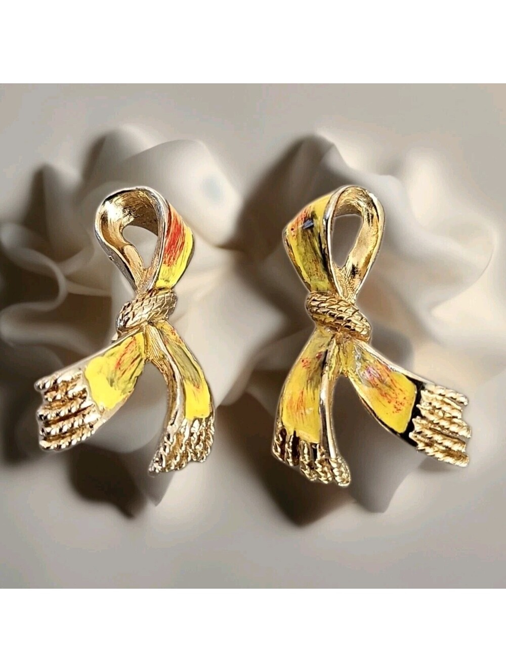Vintage Gold Tone Yellow Scarf Enamel Ornate Clip-On Earrings Beautiful K46 - Picture 1 of 9
